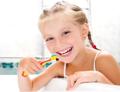 Abituarsi sin da giovani a prendersi cura di denti